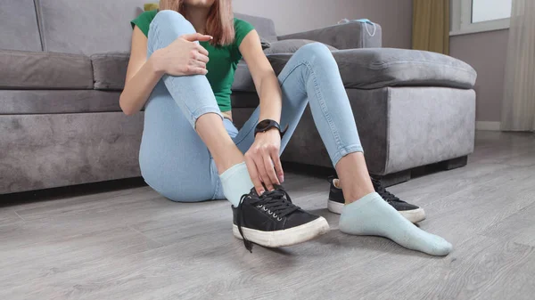 Jonge Vrouw Draagt Sneakers Thuis — Stockfoto