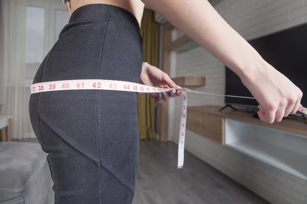 女人在家里测量她的臀部大家好健康 — 图库照片