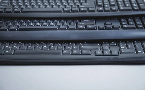 灰色背景的黑色计算机键盘 — 图库照片