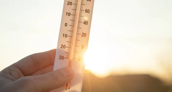 Hand Hält Thermometer Auf Himmelshintergrund — Stockfoto