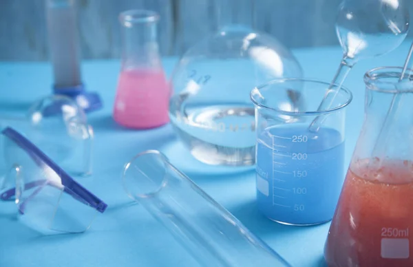 色液とガラスの科学用ガラス製品 — ストック写真