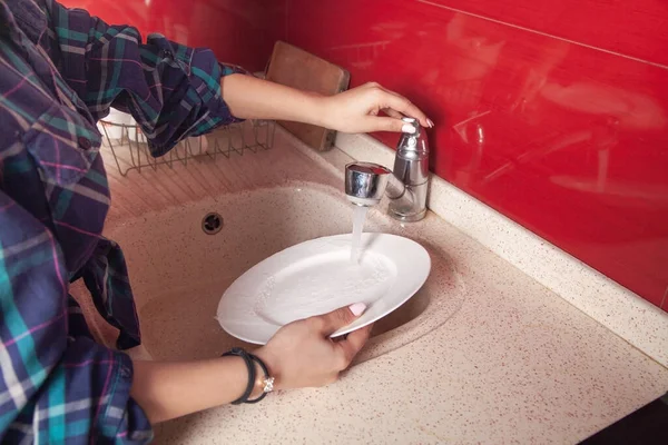 Wanita Tangan Mencuci Piring Putih Wastafel Dapur — Stok Foto