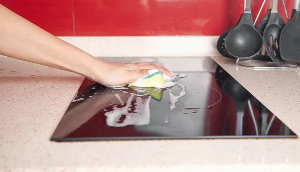 Mujer Lavando Cocina Eléctrica Moderna Cocina —  Fotos de Stock