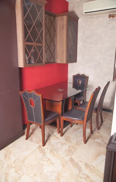 モダンなキッチンインテリア 椅子とテーブル — ストック写真