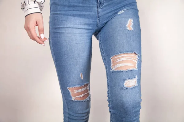 Jonge Vrouw Moderne Gescheurde Jeans Thuis — Stockfoto