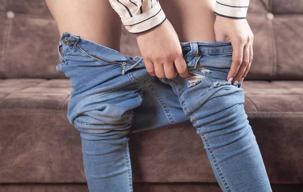 Giovane Donna Indossa Jeans Blu Casa — Foto Stock