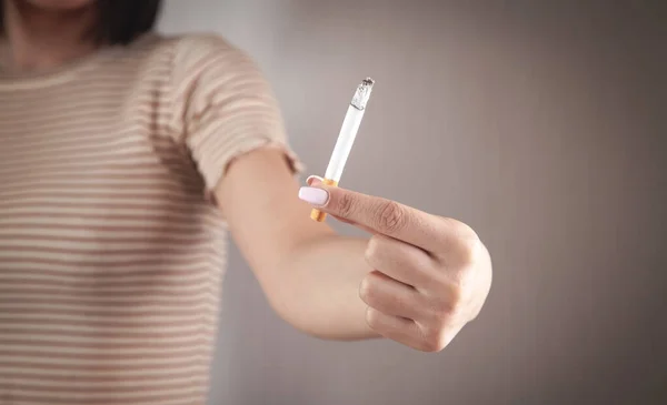 Egy Égő Cigarettát Tartó Dohányzás — Stock Fotó
