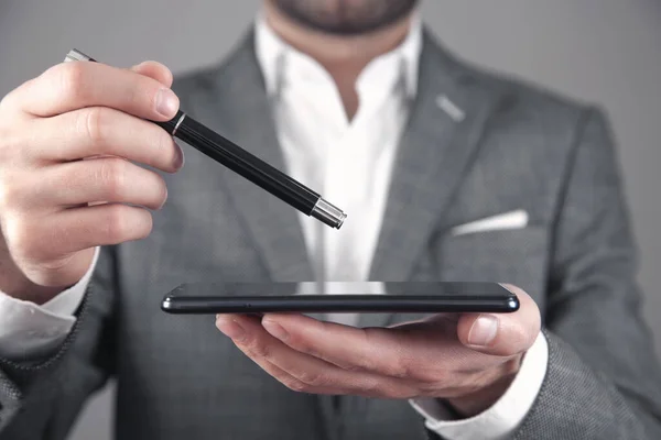 Mężczyzna Trzymający Długopis Smartfona Koncepcja Technologii — Zdjęcie stockowe