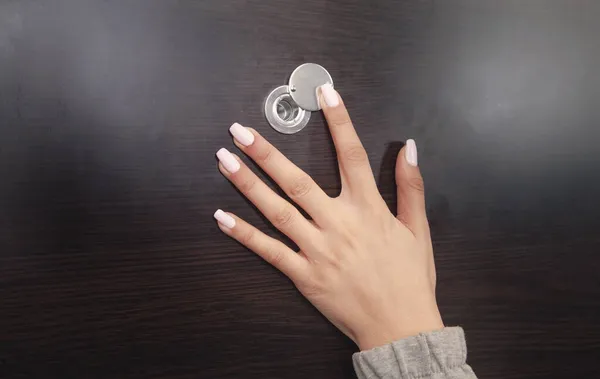 Woman Hand Hold Peephole Wooden Door — Stock Photo, Image