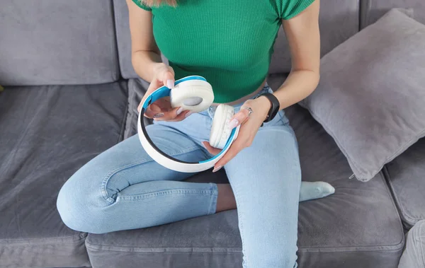 Mujer Joven Sentada Sofá Con Auriculares Inalámbricos — Foto de Stock