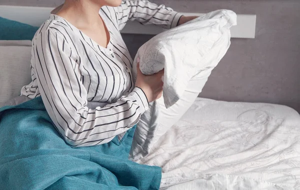 ベッドの上の白人の若い女性 — ストック写真