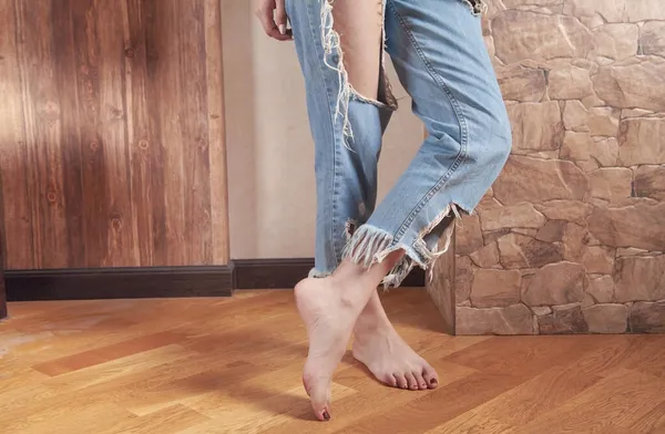 Jonge Vrouw Moderne Gescheurde Jeans Thuis — Stockfoto