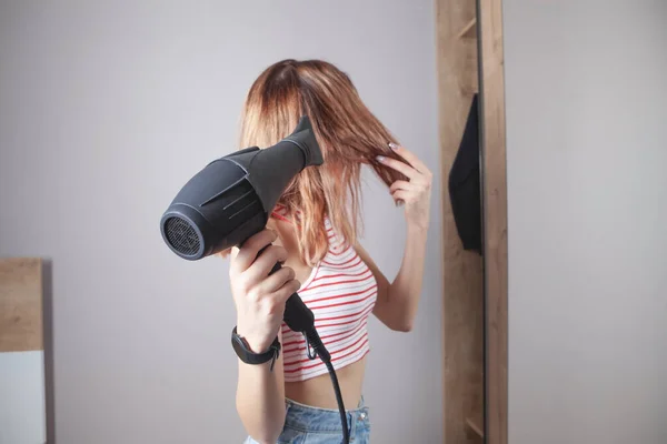 Chica Secando Cabello Con Secador Pelo Casa — Foto de Stock