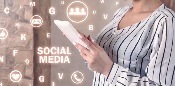 Kvinna Med Vit Digital Tablett Sociala Medier Nätverk Teknik Meddelande — Stockfoto