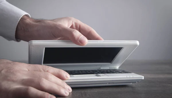 Homem Negócios Caucasiano Abrindo Seu Laptop — Fotografia de Stock