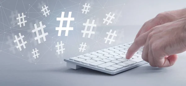 Mãos Masculinas Digitando Teclado Computador Hashtag Redes Sociais — Fotografia de Stock