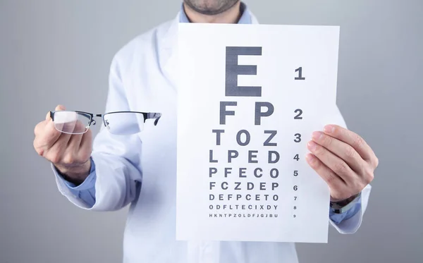 メガネと目の検査を示す白人医師 — ストック写真