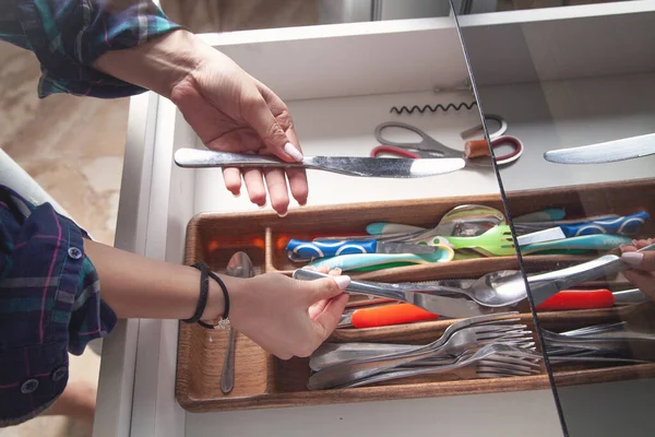 台所でナイフを保持女性の手 — ストック写真