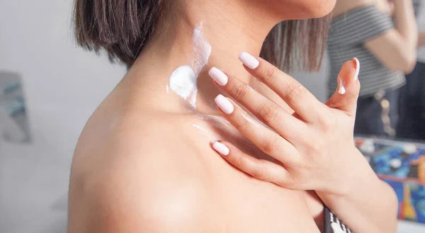 Mujer Cuidando Cuerpo Aplicando Crema — Foto de Stock