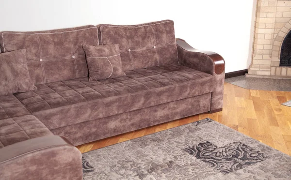 有舒适的棕色沙发的现代客厅 — 图库照片