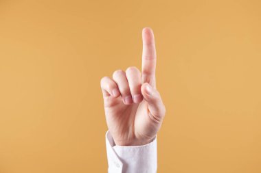 Ekranda erkek el işareti ya da parmak dokunuşu. 