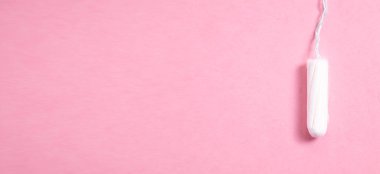 Pembe arka planda adet tamponu.
