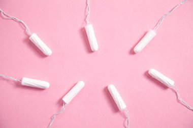 Pembe arka planda adet tamponu.