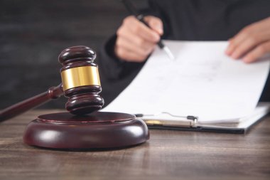 Yargıç Tokmak ve belge masanın üzerinde. Hukuk kavramı