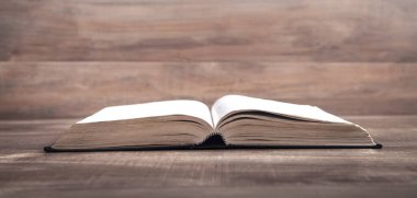 Tahta masadaki kutsal İncil. Din. Eğitim