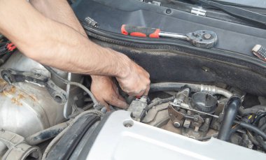 Tamirci araba motoru tamir eder. Araba bakımı