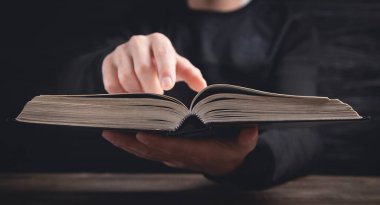 Elinde İncil tutan beyaz bir adam. Din