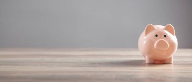 Domuz kumbarası masanın üstünde. Kurtarıyorum. İş dünyası