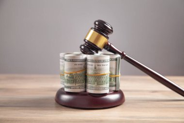 Yargıç Tokmak ve para tahta masada yuvarlanıyor..