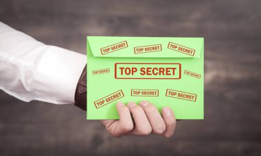 Elinde çok gizli damgalı bir zarf tutan adam..