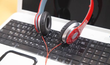 Laptop bilgisayar klavyesinde kulaklıklar.