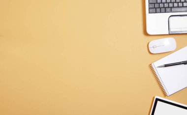 Ofis işleri objeleri. Tablet, kalem, not defteri, bilgisayar faresi ve klavye