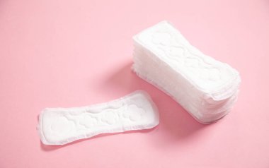 Pembe arka planda adet pedi.