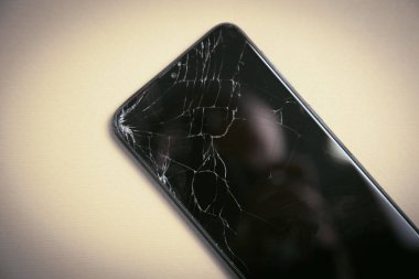 Siyah kırık akıllı telefon. Kırık Ekran