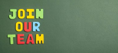 Takımımıza yeşil arka planda tahta insan figürleriyle katılın..