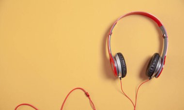 Sarı zemin üzerine kırmızı kulaklıklar.