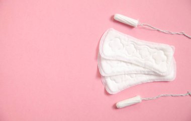 Pembe arka planda adet pedi ve tamponlar..