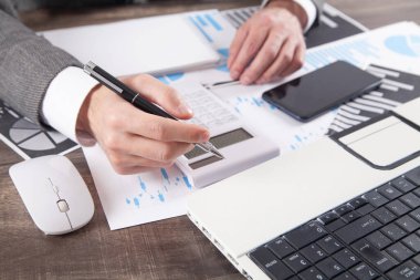 İş adamı pazarlama planını analiz etmek için hesap makinesi kullanıyor. İş, Muhasebe