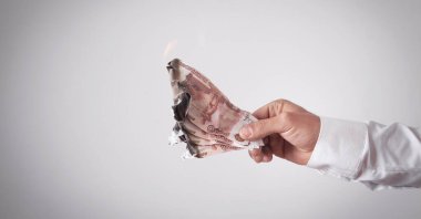 Adam Rus Rublesi yakıyor..