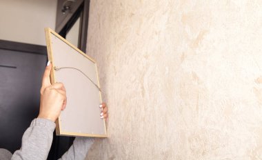 Duvara resim asan genç bir kadın..