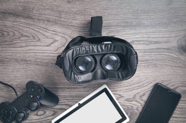 Sanal gerçeklik gözlükleri, joystick, tablet, akıllı telefon. 
