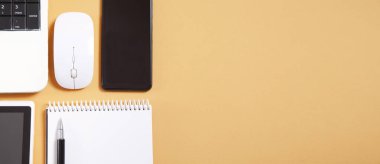 Ofis işleri objeleri. Tablet, kalem, not defteri, bilgisayar faresi ve klavye