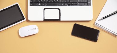 Ofis işleri objeleri. Tablet, kalem, not defteri, bilgisayar faresi ve klavye