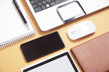 Ofis işleri objeleri. Tablet, kalem, not defteri, bilgisayar faresi ve klavye