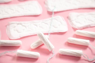 Pembe arka planda adet tamponu.