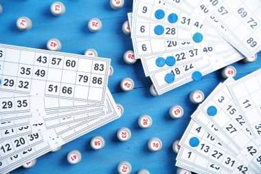 Loto masası oyunu için numaraları ve kartları olan variller.